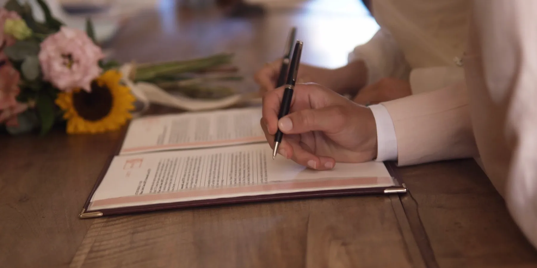 Signature du registre de mariage, plan détail — film Bastian Casaurang