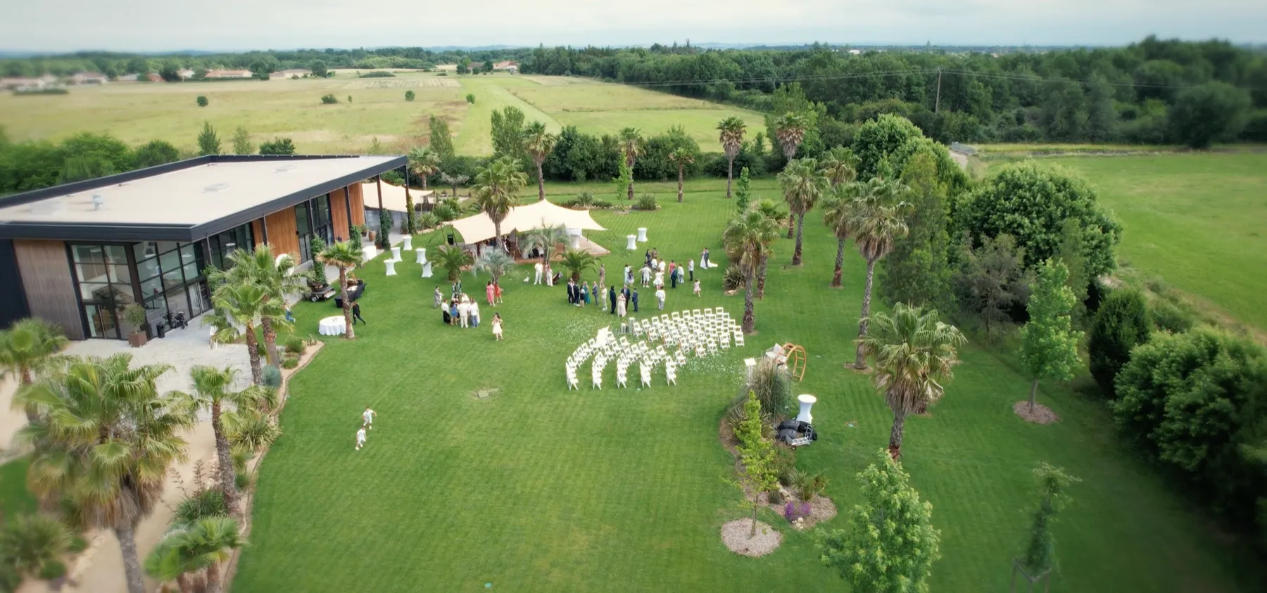 Vue au drone d'un domaine de mariage filmé par Bastian Casaurang