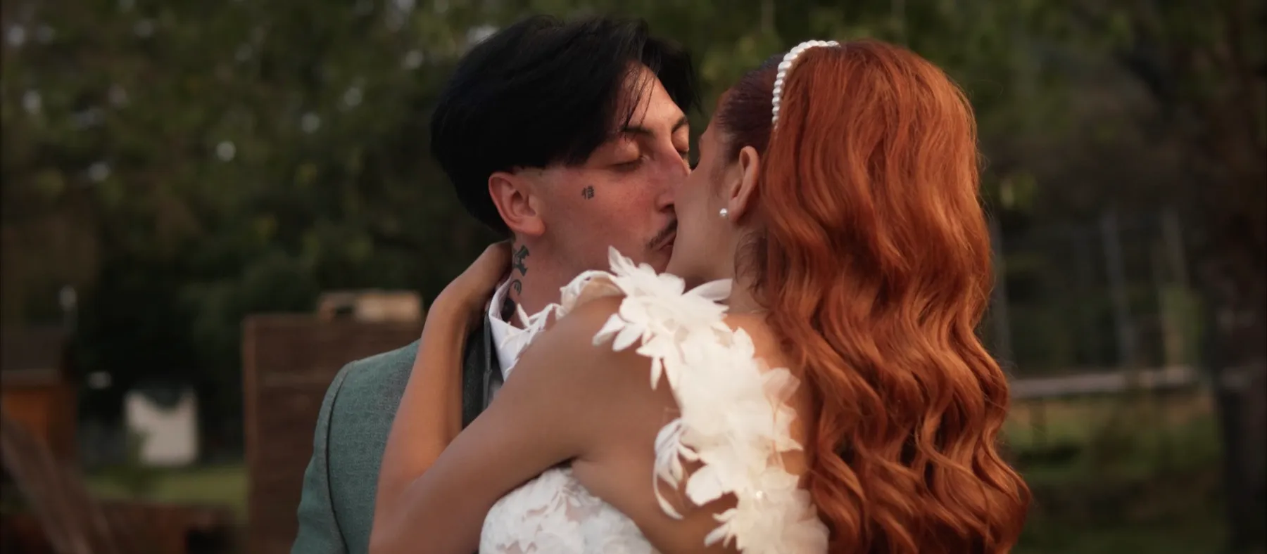 Baiser des mariés dans la nature — film Bastian Casaurang