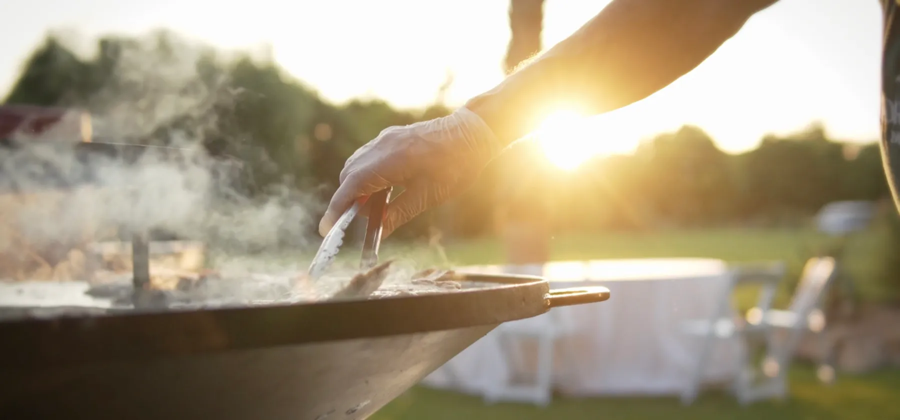Plancha au coucher de soleil pendant le cocktail — film Bastian Casaurang