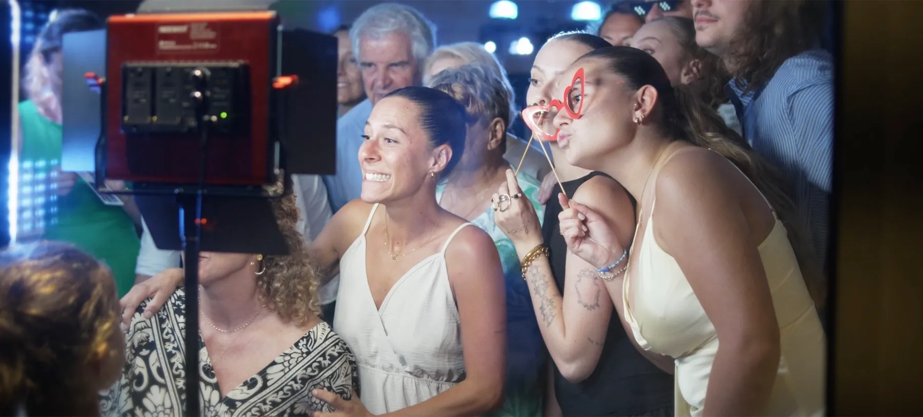 Invités au photobooth pendant la soirée — film Bastian Casaurang